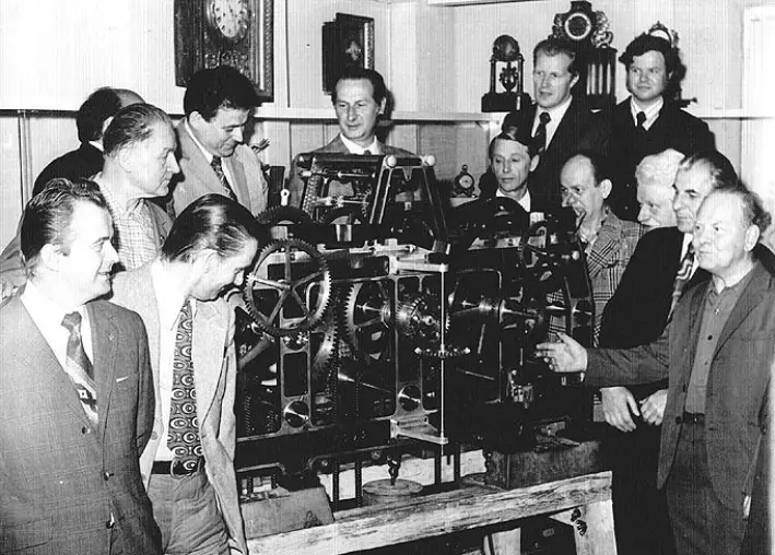 Zespół Budowy Zegara przy swoim ukończonym już dziele Zespół Budowy Zegara przy swoim ukończonym już dziele