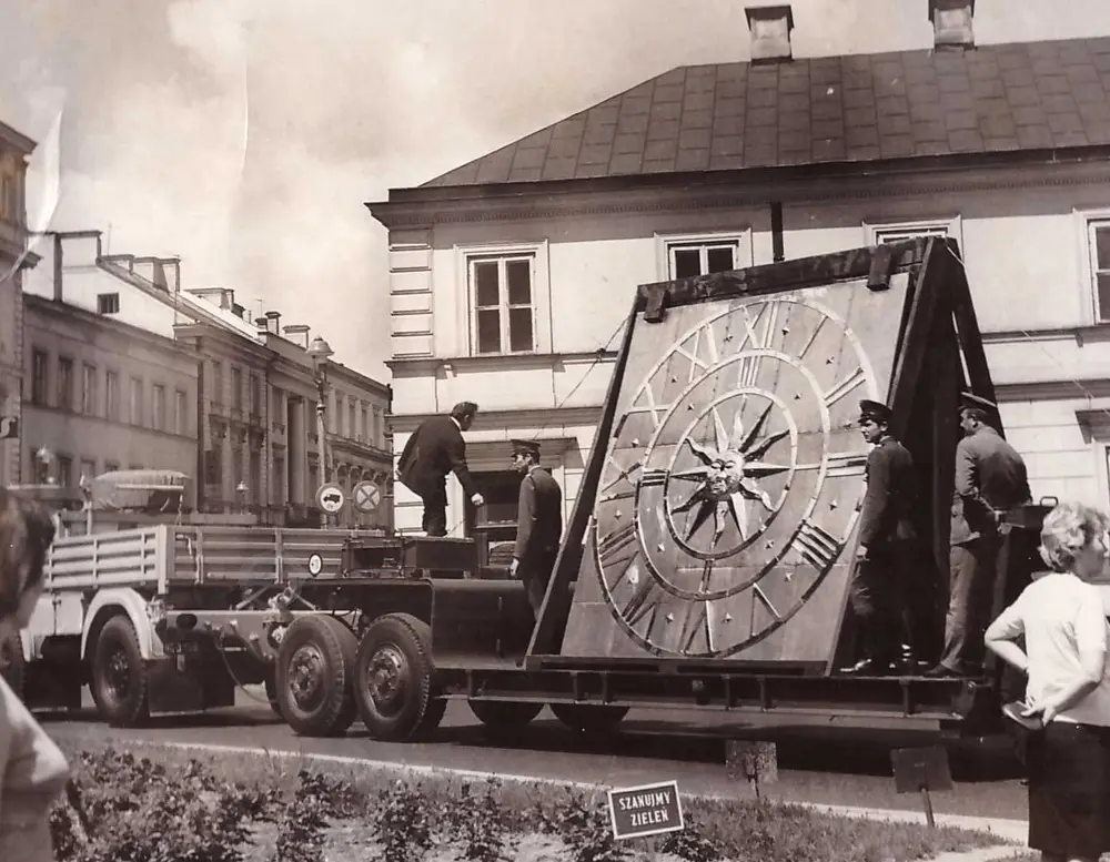 Transport tarcz zegarowych. Archiwum Katarzyna Wierzbicka Transport tarcz zegarowych