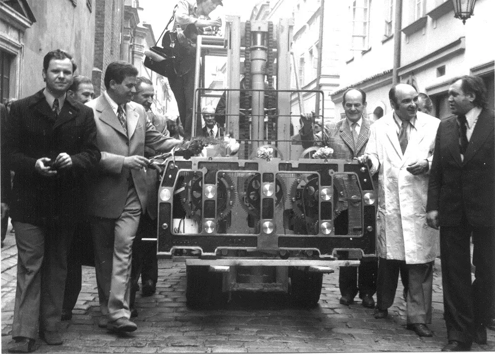 Transport zegara. Archiwum Marek Górski Transport zegara. Archiwum Marek Górski