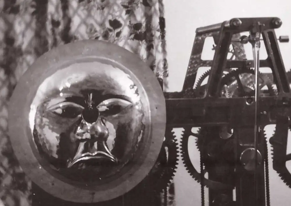 "Smutek" na zegarowej tarczy "Smutek" na zegarowej tarczy